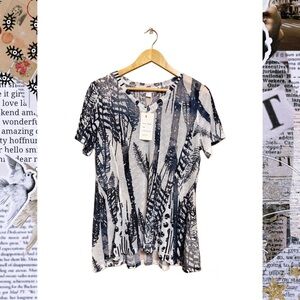 ✨ NWT Kamana High-End Boutique Tee – Size L – Black & White Abstract ✨